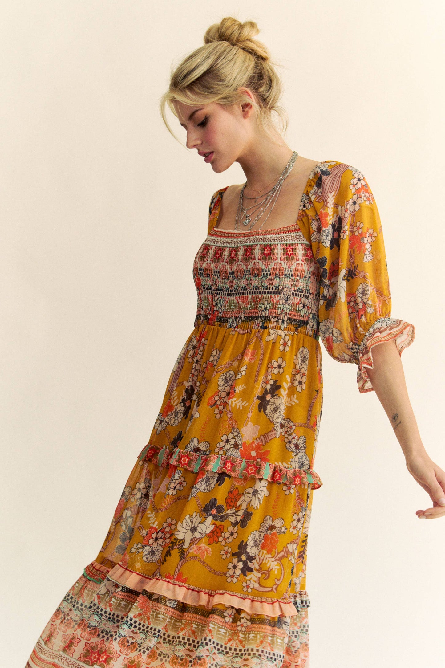 PLUS PRINTED RUFFLE SMOCKED MIDI DRESS: 3XL / Mustard